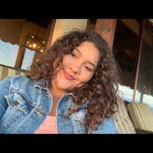 Meet your Posher, Rebeca